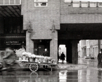 Bloemenman bij de onderdoorgang Kerkstraat - beeldjes Hildo Krop aan de gevel.
<br/>
Beeldbank Stadsarchief, 2017-01-30